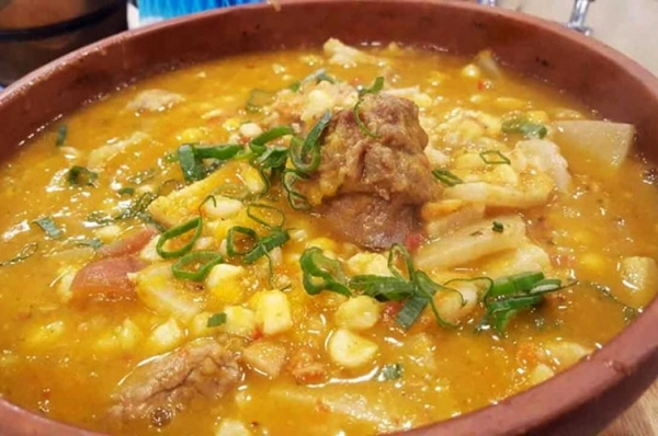 Un plato de locro argentino